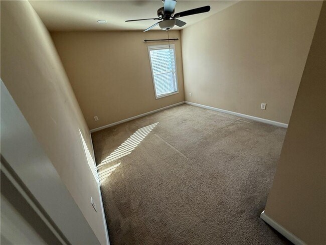 Building Photo - 480 Meadow Hill Dr