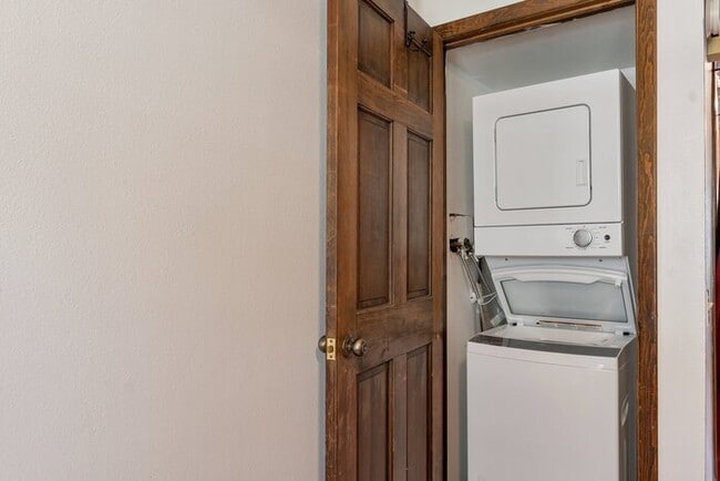 Building Photo - 2 bed 1 bath Townhome with a 2 car garage