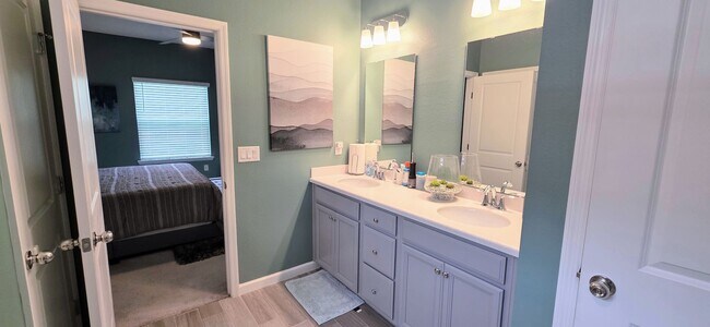 Building Photo - 3 Bedroom, 2.5 Bath Home!