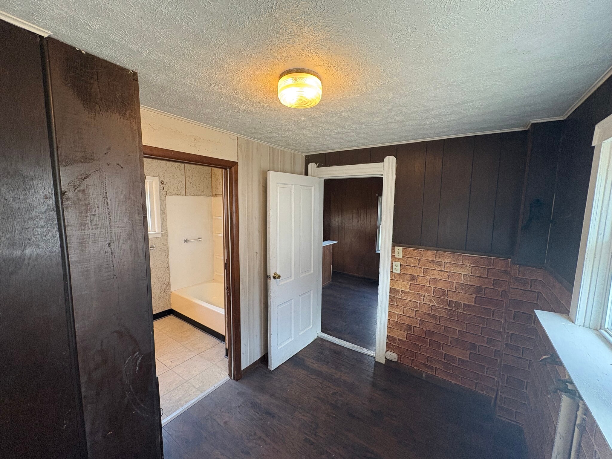 Building Photo - 1030 W 17th St