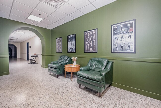 Building Photo - 301 N Mulberry St