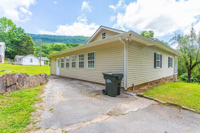 Building Photo - Charming home on River Canyon Drive
