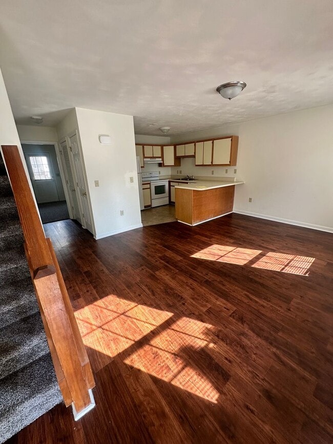 Building Photo - 3 Bed - 3Bath with Den