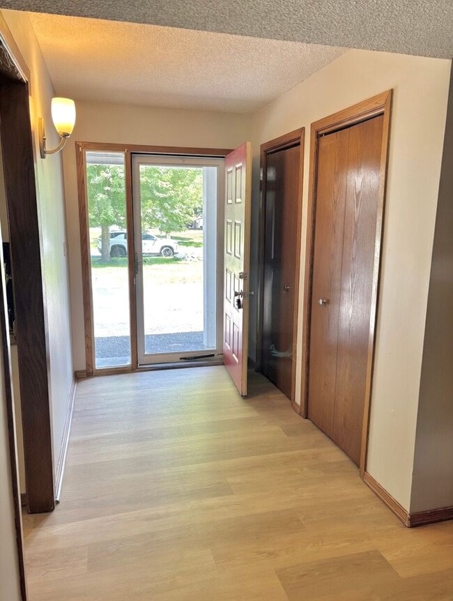 Building Photo - Entertainers dream in the heart of Eden Prairie! 3000+sf, updated, beautiful yard!!