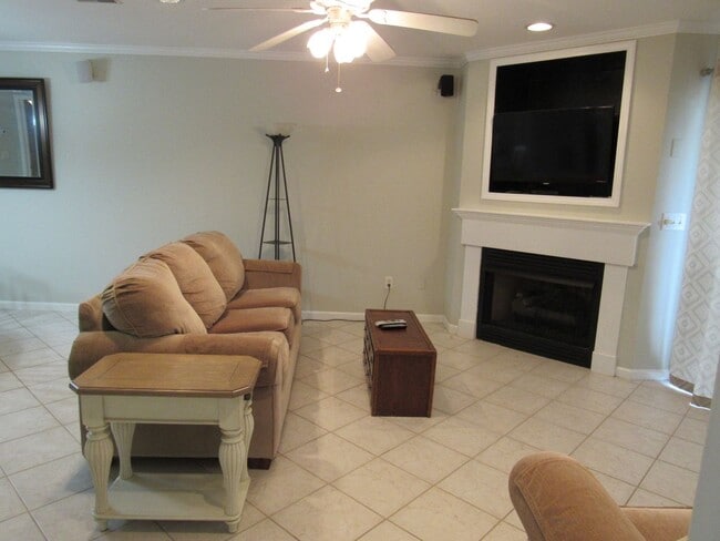 Building Photo - Lakefront 2 bedroom Condo For Rent