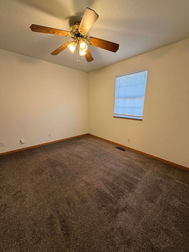 Building Photo - Nice 2 bedroom 1 bath apartment in Joplin, MO - Near MSSU! (Downstairs Unit )