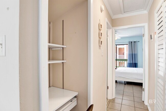 Building Photo - 554 E Beach Blvd