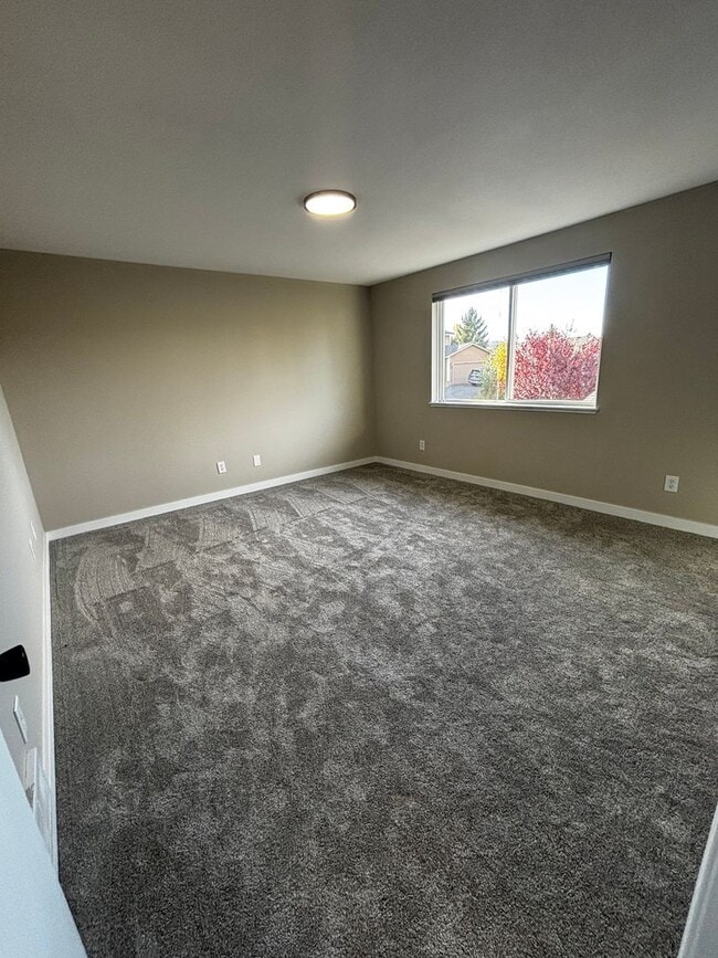 Building Photo - 4 bed 3 bath, Bonus room, Rv parking, Fenc...