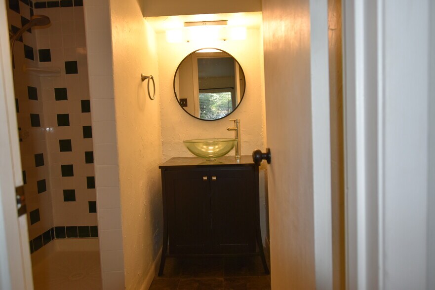 Building Photo - 6718 Eastridge Dr