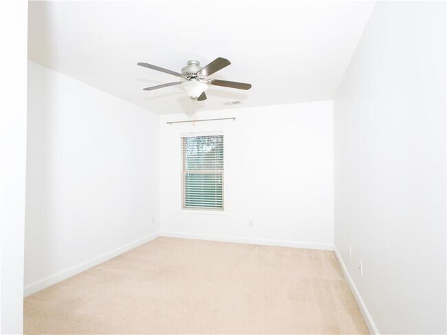 Building Photo - 4865 Alexandria Ave