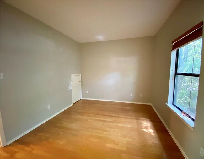 Building Photo - 4711 Spicewood Springs Rd