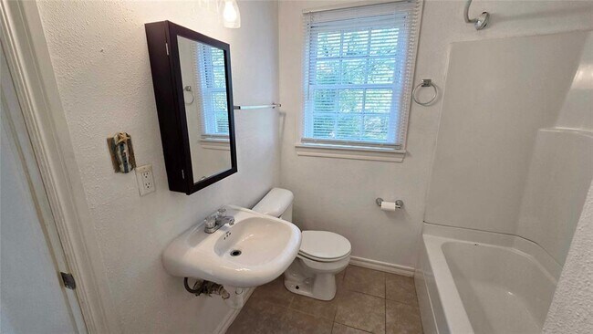 Building Photo - 605 NW 50th St