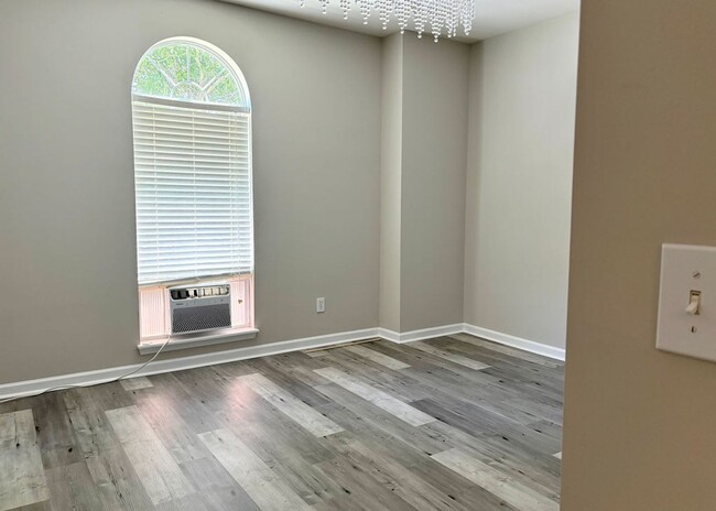 Building Photo - Available 7/9. Gorgeous, Fully Remodeled 3...