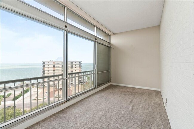 Building Photo - 4600 Ocean Dr