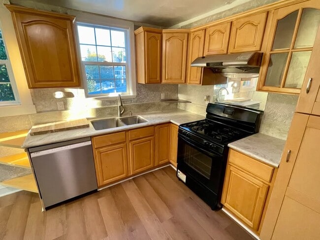 Building Photo - 475 Newton Ave