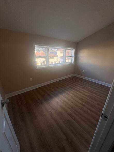 Building Photo - 302 Hendrickson Ln