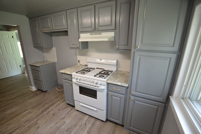 Building Photo - Updated, 3 bedroom, 2 bath home on treed l...