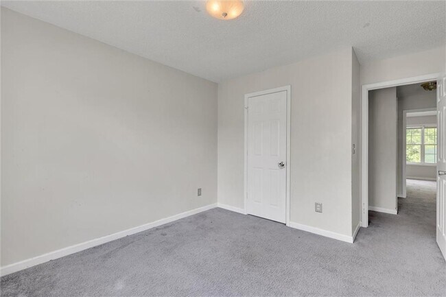 Building Photo - 6300 Hickory Ln Cir