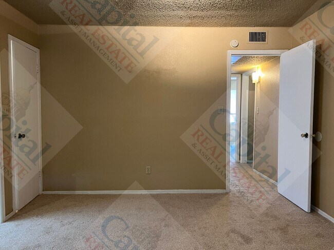 Building Photo - 1715 E Lindsey St