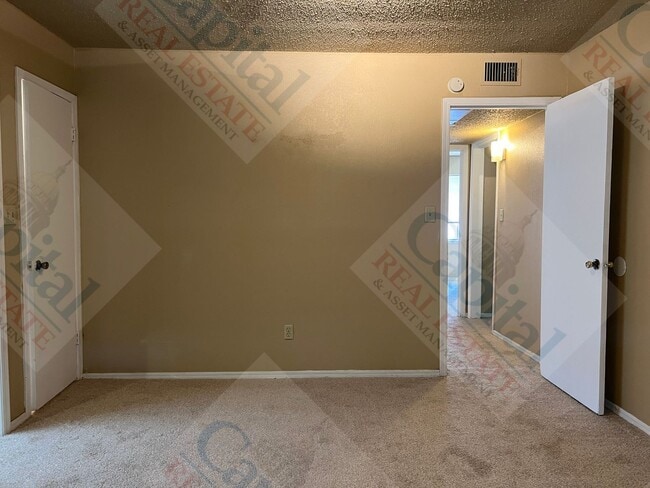 Building Photo - Comfortable 3 Bedroom Apartment