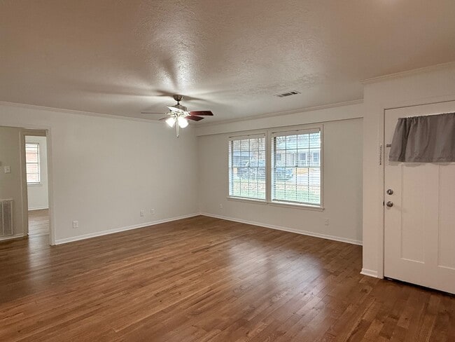 Building Photo - 204 Meadow Ln