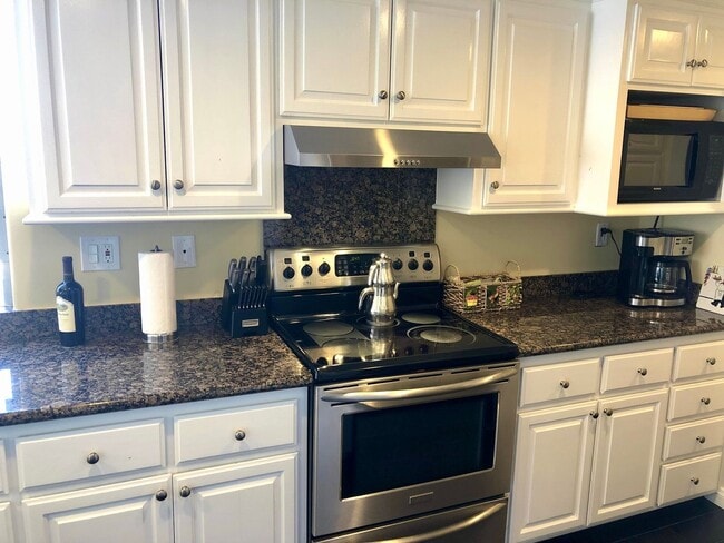 Building Photo - 555 Esplanade