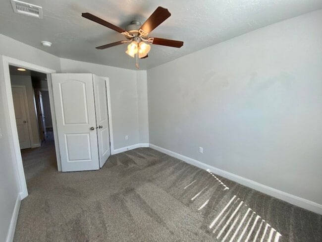 Building Photo - SPACIOUS TOWNHOME FOR RENT!