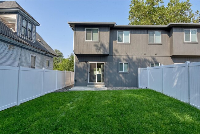 Building Photo - E. 7th Duplex