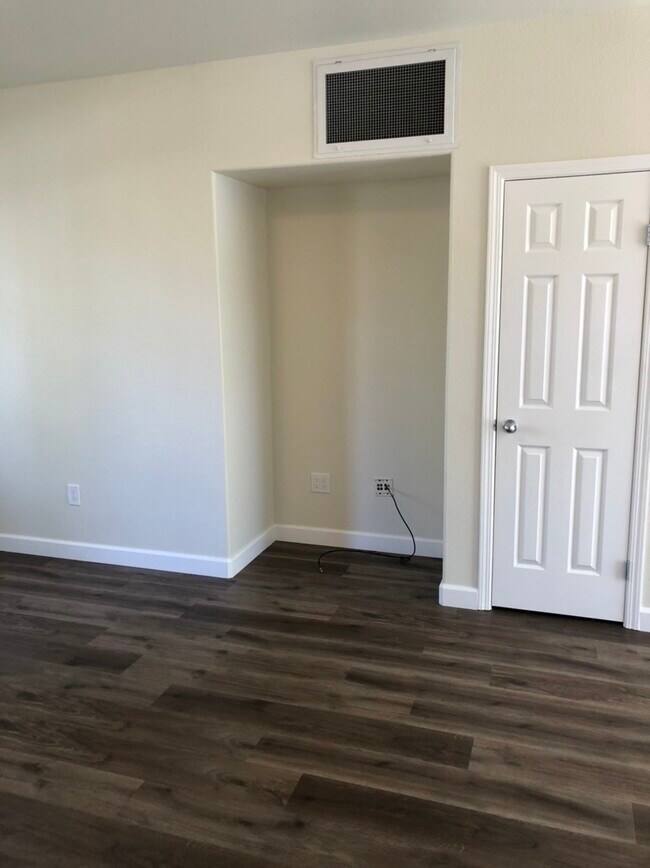 Building Photo - 1000 Prospect Ave