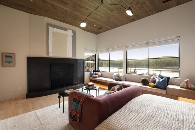 Building Photo - 725 Rocky Point Dr