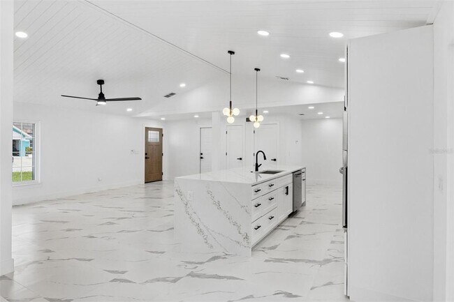 Building Photo - 5424 Loma Vista Dr E