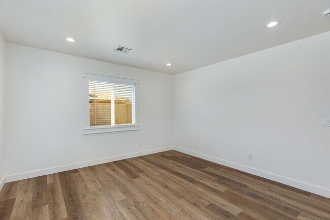 Building Photo - 1329