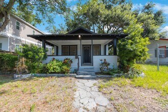 Building Photo - Spacious 2bdrm/1bath home with detached ga...