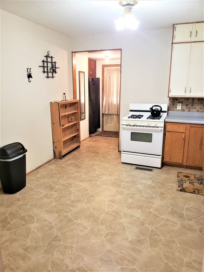 Building Photo - Cozy 3 bed 1 bath house Available