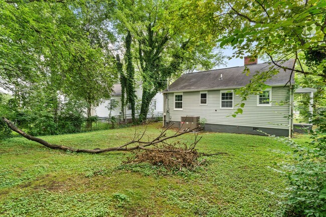 Building Photo - Freshly Renovated 2 Bed, 1 Bath – Prime Location Near Downtown Knoxville!
