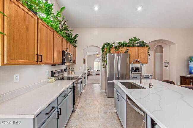 Building Photo - 543 S Wildrose