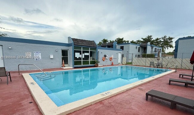 Building Photo - 160 SW 30th Ave