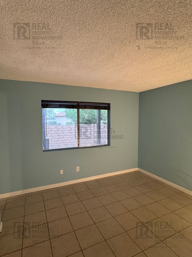 Building Photo - 55+ COMMUNITY- Charming 2-Bed, 2-Bath Home in Desirable 55+ Sunrise Community