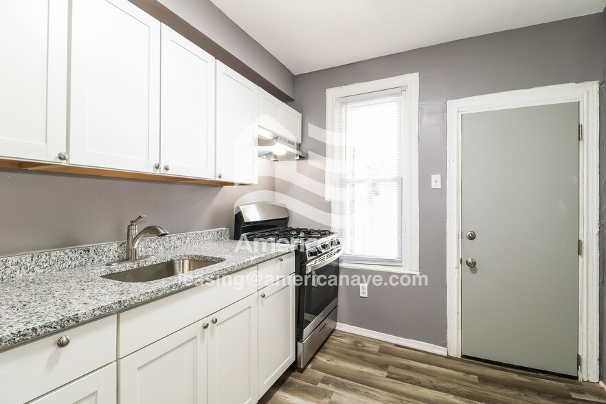 Building Photo - 1345 N Myrtlewood St