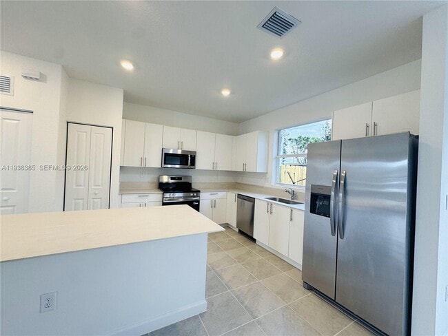 Building Photo - 223 NW 11th Ct