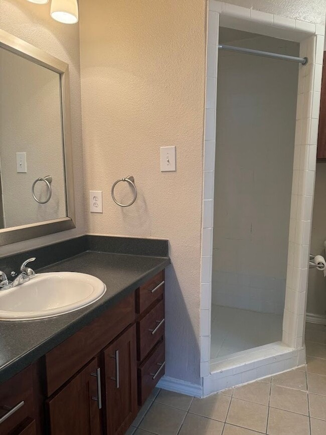 Building Photo - 2 BD with Garage - Dog Park - Resort Pool ...