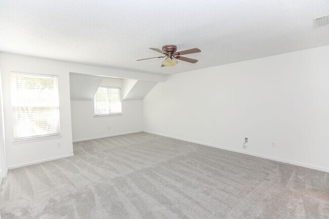 Building Photo - "Charming Kempsville Lake Townhome – Great Amenities & Location!"