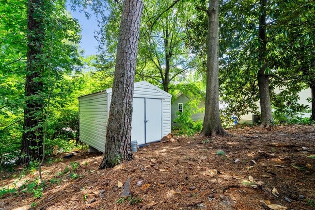Building Photo - Spacious 3 bed, 2 bath renovated home next...