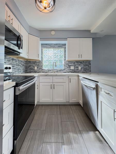 Building Photo - 902 NE 34th St