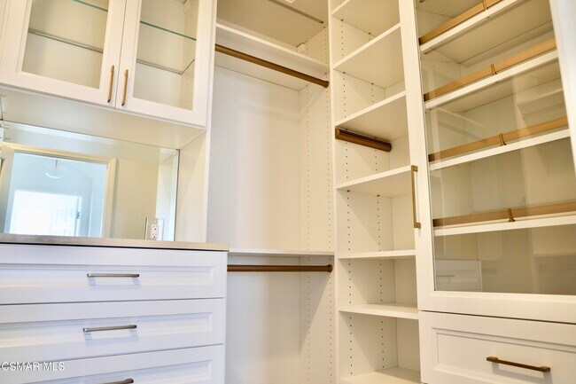 Building Photo - 6072 Mandeville Pl
