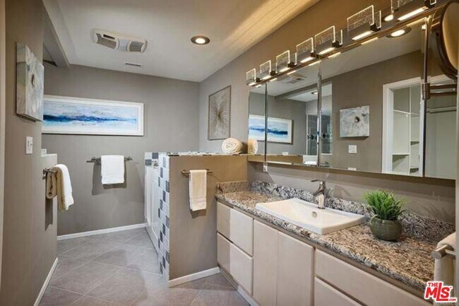 Building Photo - 2552 Navarra Dr