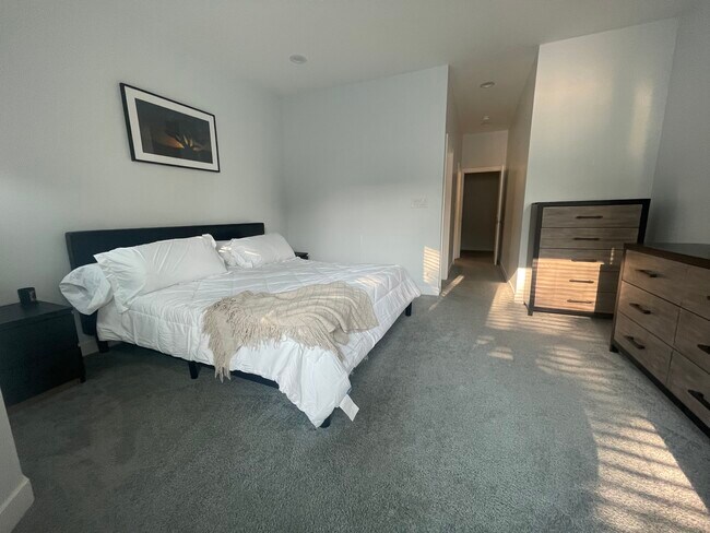 Master bedroom - 6033 S Eberhart Ave