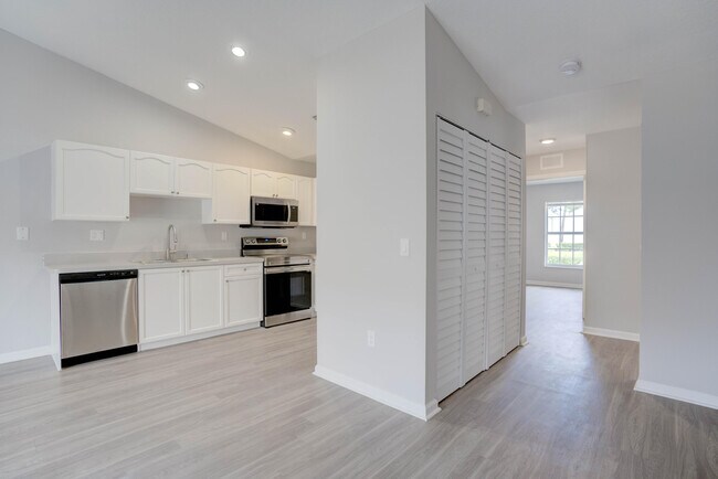 Building Photo - 9242 Roan Ln