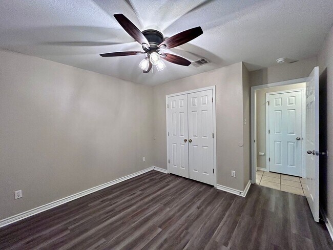 Building Photo - 3007 Kestrel Dr