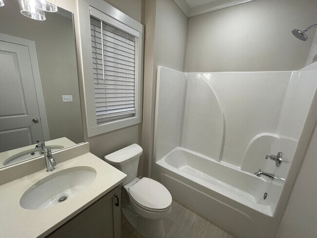 Building Photo - Savannah Square - 3BR/3BA For Rent